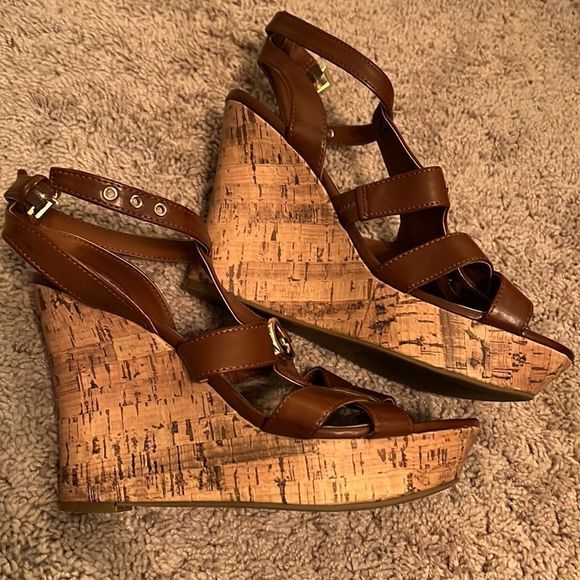 G by guess wedges - Picture 3 of 4
